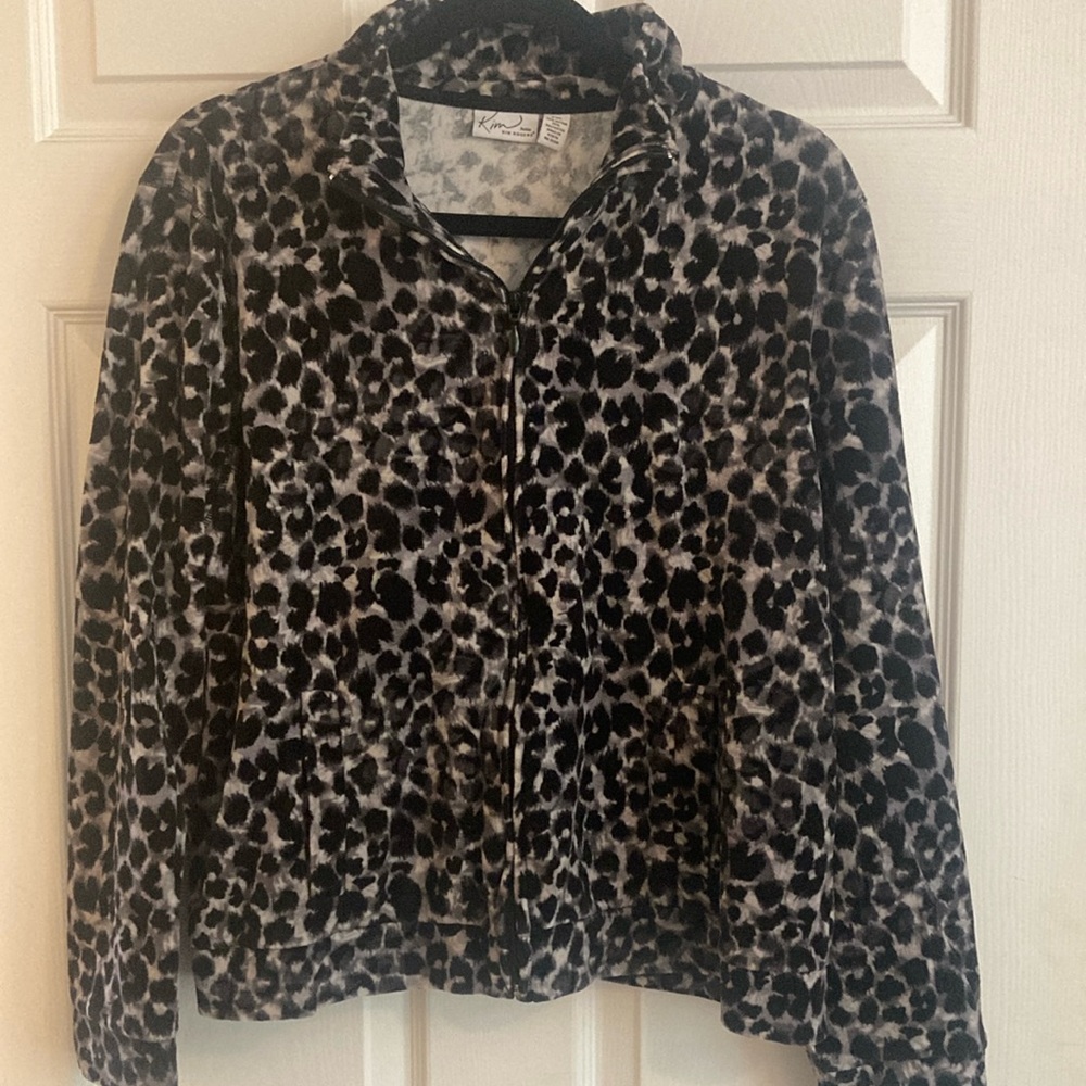 Velour pocketed jacket. Black & gray leopard print with front zipper & pockets.